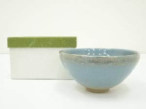 貴山造　青釉金彩流水文茶碗